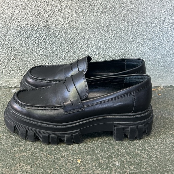 Marc Fisher Lug Sole Loafers Chunky Sole Preppy Officecore Sz 9 - Picture 3 of 9